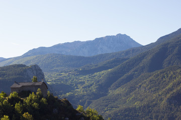 Fototapeta premium Montañas y paisajes del pirineo de huesca, Aragón, España al final del verano e inicio del otoño