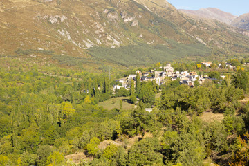 Pueblo de Chia en el pirineo de Huesca, Aragón, España en la época del Otoño