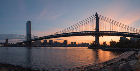 Fototapeta na wymiar Manhattan bridge at dawn