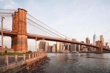 Fototapeta na wymiar Brooklyn Bridge at dawn