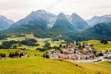 Fototapeta na wymiar Ftan, Unterengadin, Dorf, Engadin, Alpen, Schweiz, Wanderweg, Graubünden, Sommer, Schweiz