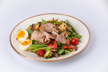 Salad with Strips of roast beef, eggs and grilled vegetables