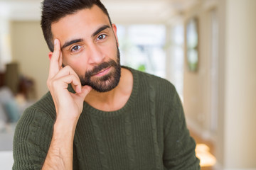 Naklejka premium Handsome man looking relaxed and confident