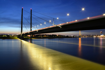 Fototapeta na wymiar Düsseldorf Rheinkniebrücke Rhein Sonnenuntergang Langzeitbelichtung
