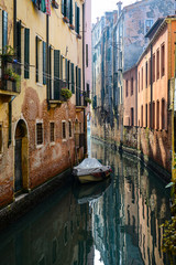 Kanal Venedig Italien Vintage Boot Gondel eng Brücke Bogen Palazzo Mittelmeer Hochwasser Aqua Alta pittoresk Idyll Welterbe Spiegelung Abwasser Nostalgie Postkarte einzigartig Bauwerk Romantik