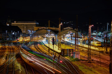 Hagen Hauptbahnhof Nacht Langzeitbelichtung Eisenbahn Verkehr Deutschland Westfalen Knotenpunkt Gleise Schienen Weichen Signale Züge Wischer Atmosphäre Bahnsteige Abfahrt Reise Verbindung