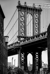 Naklejka premium Manhattan Bridge Brooklyn Dumbo New York Empire State Building Hintergrund schwarz weiß Konstruktion Engineering Subway zwei Ebenen Pylon East River Verbindung 1910 Attraktion