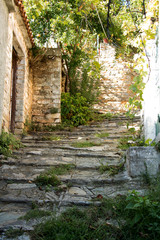 früherer mediterraner eselsweg mit steilen stufen und alten mauern