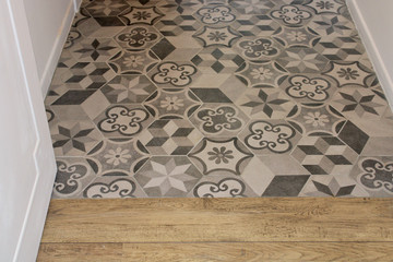 Carreaux ciment gris dans salle de bain, décoration intérieure maison