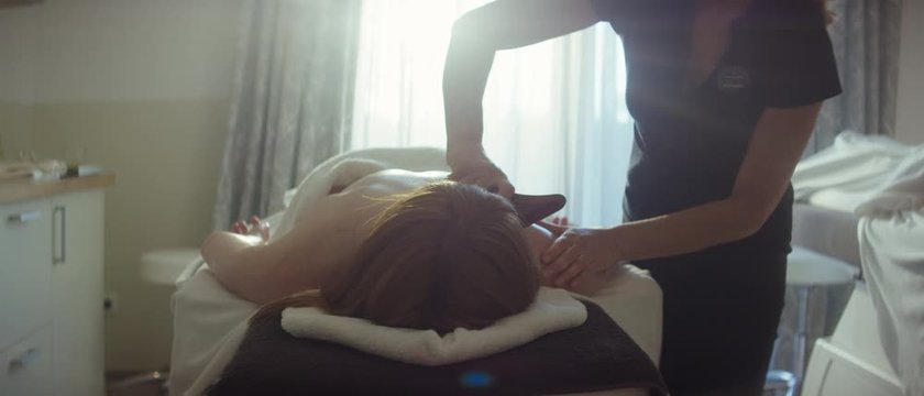 a masseuse giving a back massage to an unrecognizable woman in a spa  - Eine Masseurin gibt einer unerkennbaren Frau eine R&uuml;ckenmassage in einem Spa