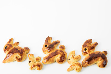 vier Osterhasen aus Hefegebäck