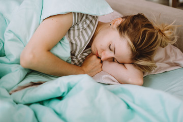 Obraz na płótnie Canvas Woman sleeping in bed