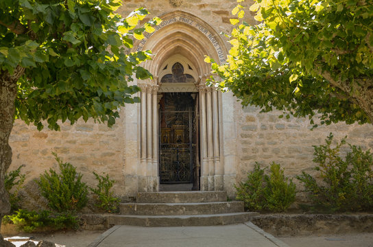 parvis et porte d'une &eacute;glise