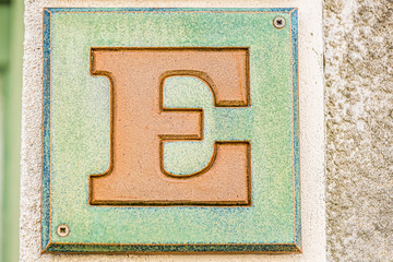 Plaque carrée en céramique avec lettre E