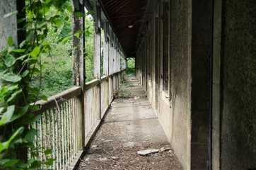 Fototapeta na wymiar vieux corridor balcon d'un immeuble ouvrier abandonné du 