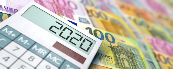 Viele Euroscheine und Taschenrechner mit Jahreszahl 2020