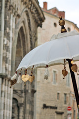 Romantique ombrelle orientale, couleur or et métal