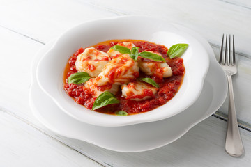 Culurgiones, tipici ravioli sardi ripieni di pecorino e patate in salsa di pomodoro 
