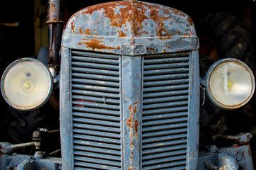 Fototapeta na wymiar vieux tracteur abandonné rouillé 