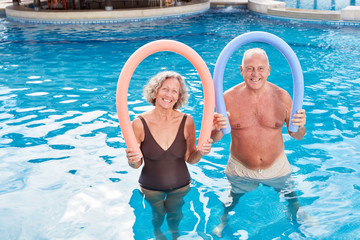 Glückliches Senioren Paar mit Schwimmnudel