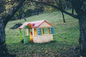 Une cabane d'enfant dans un jardin. Une maison en plastique dans un jardin.
