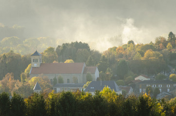 Fototapeta premium Novéant-sur-Moselle village de lorraine village français avec la forêt en automne 