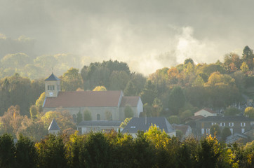 Novéant-sur-Moselle village de lorraine village français avec la forêt en automne
