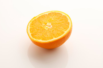 naranja cortada sobre fondo blanco, vista cenital. sliced ​​orange on white background, overhead view.