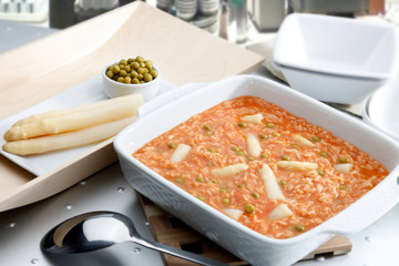 Arroz con legumbres y salsa de tomate, meloso. Rice with vegetables and tomato sauce, sweet.