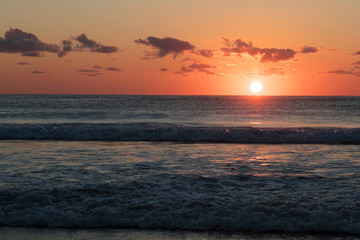Fototapeta na wymiar Sunrise across the ocean