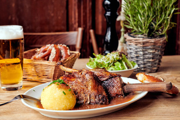 Gebratene Ente zu Weihnachten mit Knödel Blaukraut und Bier