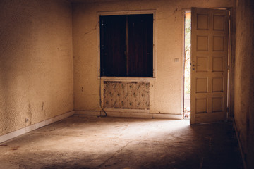 Une maison abandonnée. Une porte ouverte  sur une salle vide. An empty room. Une pièce vide. une ambiance angoissante.