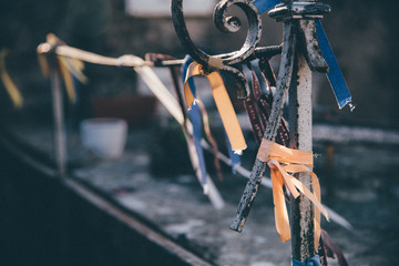 des rubans enroulés sur une barre de fer