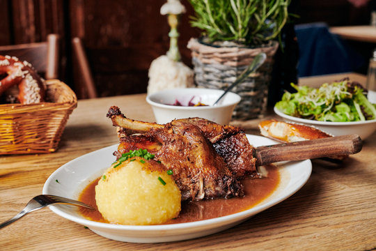 Gebratene Ente zu Weihnachten mit Kn&ouml;del Blaukraut und Bier