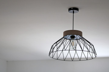 Lampe scandinave, metal et bois, intérieur design nature