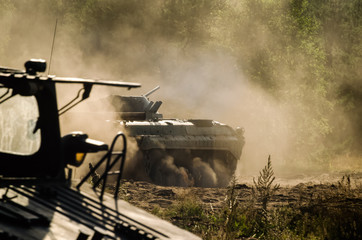 INFANTRY FIGHTING VEHICLE - Heavy offensive weapon attacks on wilderness in dust