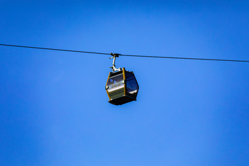 Obraz premium Cable car flying on the mountain.