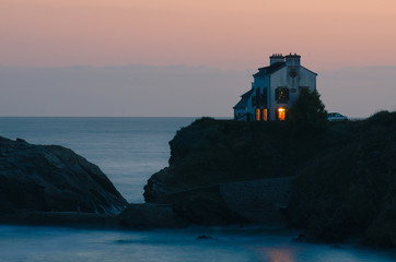 une maison seule au crépuscule sur le bord de la mer en Bretagne
