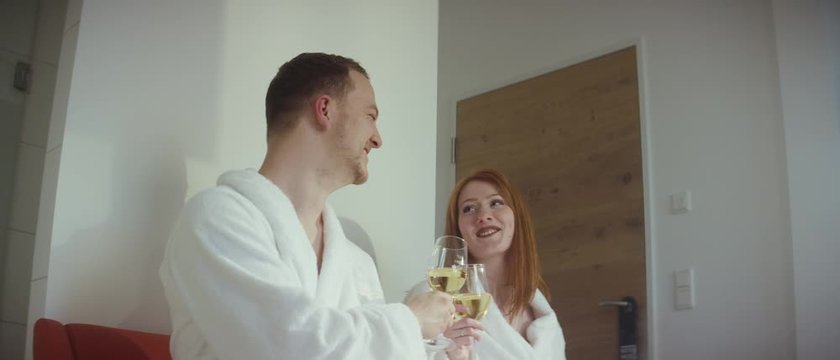 couple drinking white wine in a spa - Paar trinkt Weisswein in einem Spa