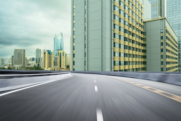 Fototapeta premium pusta autostrada z pejzażem miejskim i panoramą qingdao w Chinach.