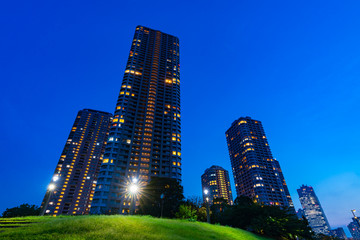 佃島公園から見たタワーマンションの夜景(東京都中央区)