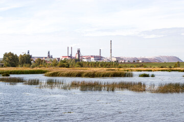 Obraz premium Industry and wildlife. Mining industry. The combination of nature and technology. Ore mining. The extraction of potassium salt. Belarus. Salihorsk. The mine on the background of the river.