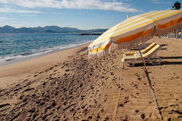 Des parasols sur une plage sans touriste. Des touristes absents. Personne en vacances