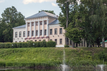 Obraz premium Uglich Kremlin. View of the historic building of the city Council from the S-shaped brook Stone.