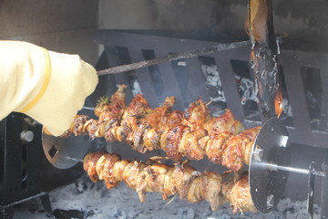 bbq grill con carne varia, tordo, quaglia e fegatini