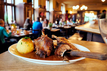gebratene Ente Wirtshaus Restaurant Biergarten