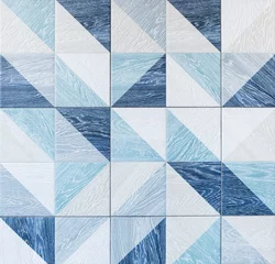 Behang Moderne keramische tegel met geometrisch patroon en imitatie van houtstructuur in grijze en lichtblauwe kleuren. © Aleksandr Simonov