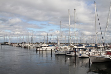 Obraz premium boat, sea, boats, water, marina, yacht, harbor, port, harbour, sailing, sky, ship, yachts, lake, ocean, sail, dock, pier, sailboat, blue, sailboats, summer, bay, travel, ships