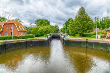 Fototapeta na wymiar Historische Kesselschleuse in Emden in Ostfriesland
