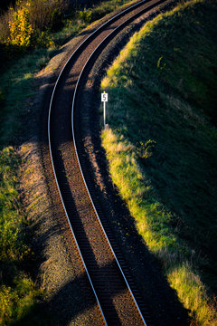 Bahnstrecke eingleisig Kurve Abendlicht H&ouml;nnetal Sauerland Deutschland Eisenbahn Gleis eingleisig Nebenstrecke Regionalbahn Bahndamm gebogen Abendsonne Schatten Infrastruktur Menden Balve Neuenrade
